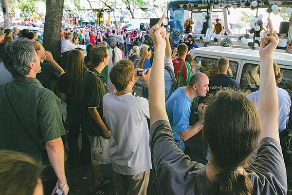 Ellentüntetők figyelik a felvonuló tömeget - ők még csak fényképeznek