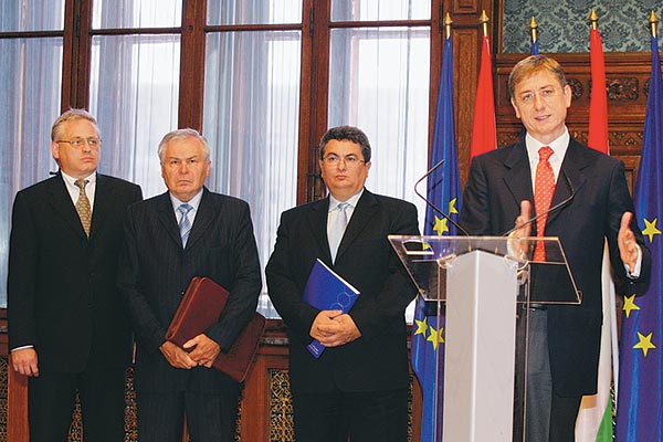 Psotta Tibor az OEP főigazgató-helyettese, Papp István az OMMF, Szikora János az APEH elnöke és a kormányfő. Szűkítik a feketegazdaságot
