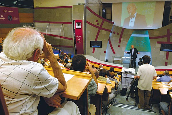 Berend T. Iván előadása a nagy sikerű Mindentudás Egyetemén