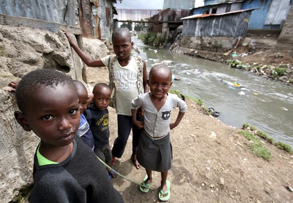 Gyerekek Nairobi Mukuru kwa Njenga nyomornegyedében