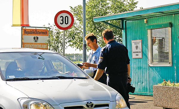 Egyelőre két hónapra nyitották meg az átkelőt