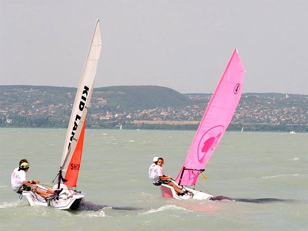 UFO XS hajók a Balatonon