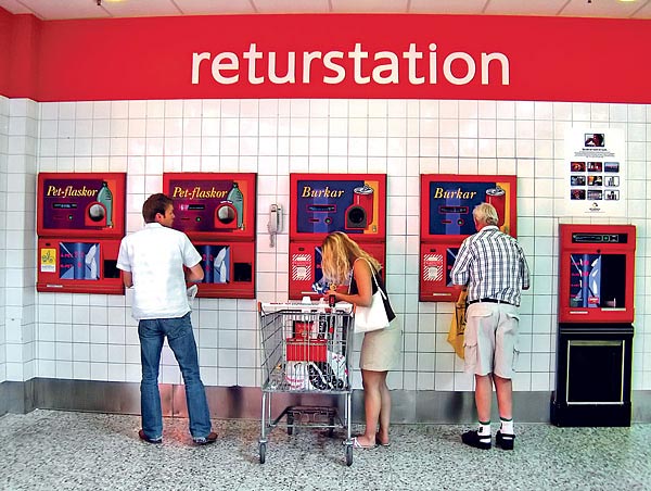 Üvegvisszaváltó automaták egy szupermarketben - egyelőre Svédországban
