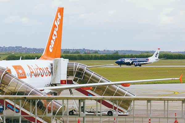 Fapadosok a Ferihegyi repülőtéren. Az easyJet már visszavett, a SkyEurope még csak fontolgatja