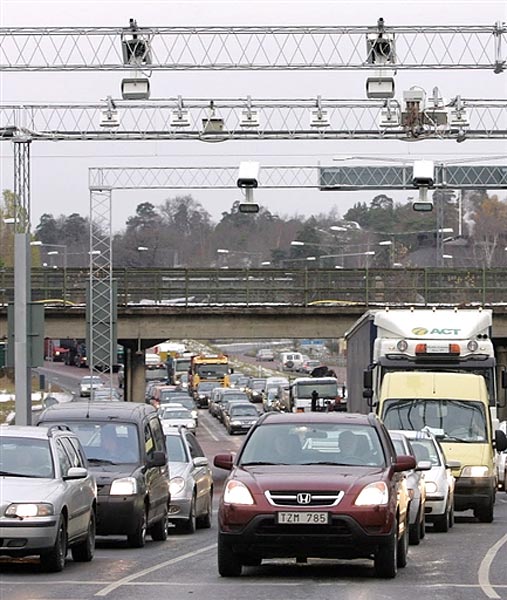 Városi útvámot ellenőrző kapu és kamerák Stockholmban, 2005. novemberében, a rendszer tesztelésekor