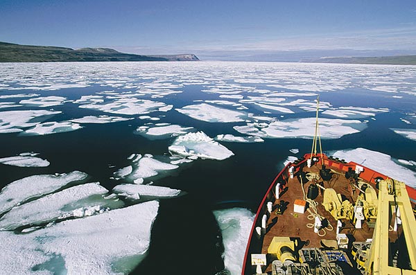 Kanadai őrhajó az északi-sarki térség vizein