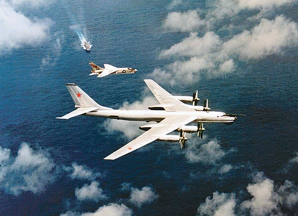 Egy archiv kép egy Tu-95-ös Medvéről, amelyet egy amerikai vadászgép éppen &quot;elfog&quot;