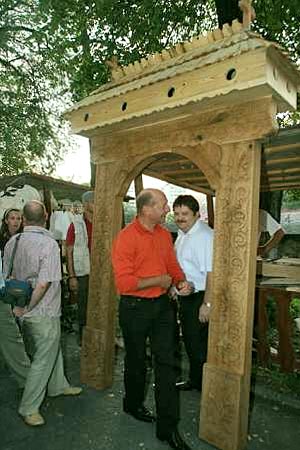 Basescu átment a székelykapun, háttérben Szász Jenő
