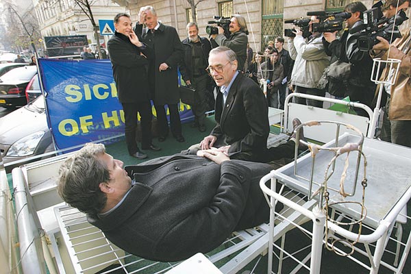 Ellenzéki installáció, ingyen kapott területen - Orbán viktor és Mikola István 2006. december 8-án az EDDSZ székháza előtt. Az &quot;ország kórháza&quot; azóta is a Nádor utcai útpályát foglalja el