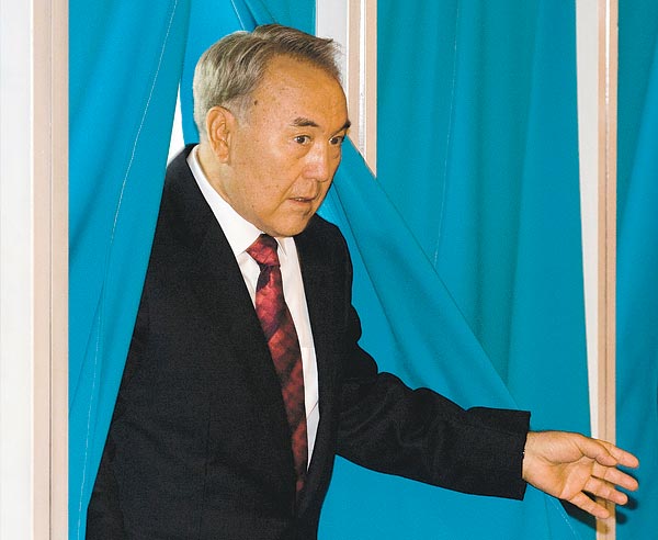 Nazarbajev Asztanában szavazott. Egyeduralmára az EBESZ is áldását adta