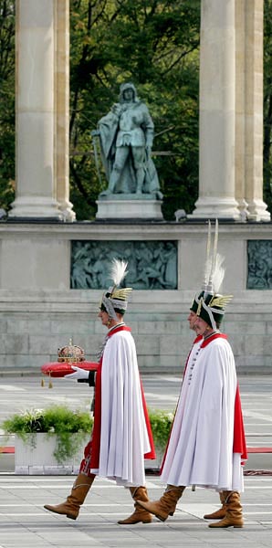 Koronaőrök a nemzeti ereklye másolatával az állami ünnepen