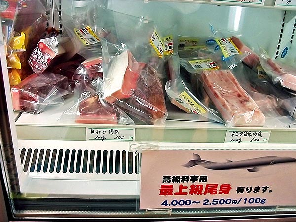 Húspult Japánban csomagolt bálnahússal: óriási a kísértés