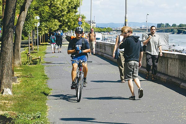 A biciklisták kerekeznek a járdán vagy a gyalogosok sétálnak a kerékpárúton?