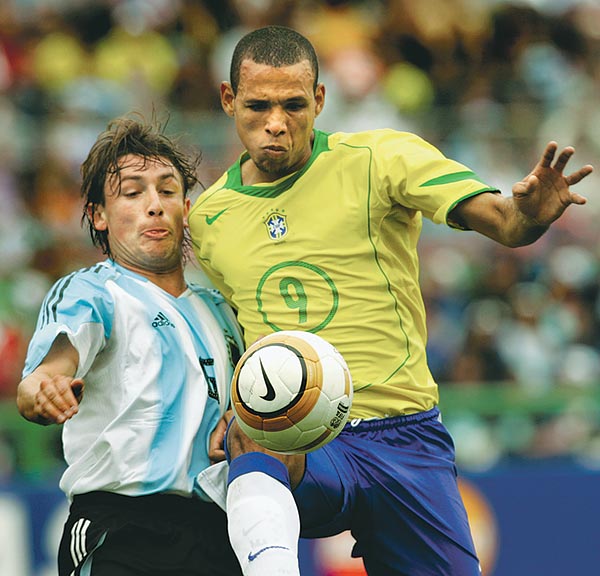 Heinze és Luis Fabiano kettőse a Copa - Brazília sikerével zárult - 2004-es döntőjén. Az argentin vasárnap is játszik, a brazil nem