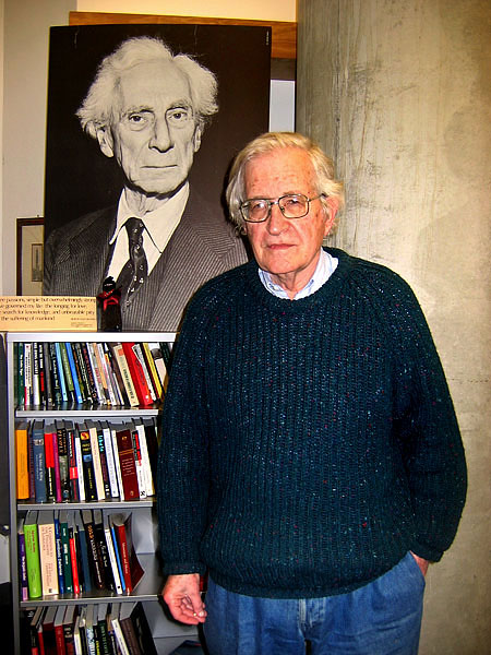 Noam Chomsky bostoni irodájában. A háttérben egy kép Bertrand Russellről