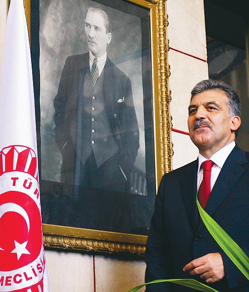 Abdullah Gül a nagy előd, a világi Törökországot megteremtő Kemal Atatürk portréja előtt