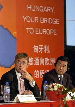 A magyar miniszterelnök és Huj Liang-ju kínai miniszterelnök-helyettes a gazdasági fórumon