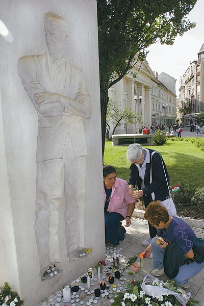 Mécsesek a Bajcsy-Zsilinszky-szobor előtt