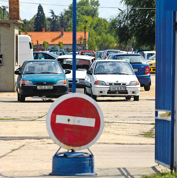 Visszaadott autókat tároló telephely