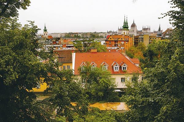 Körülbelül a parlament kupolájának tetejéig takarná a panorámát a ház