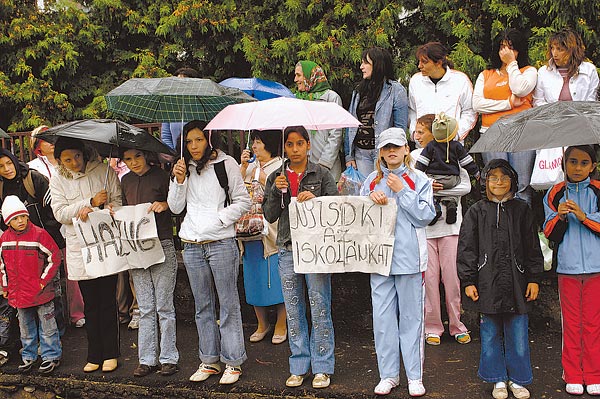 Tüntetők a mátraszőlősi iskoláért