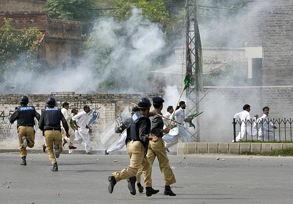 Könnygázzal oszlatták szét a Navaz Sarif mellett tüntetőket Rawalpindiben
