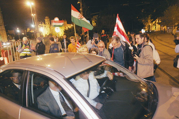 Szélsőjobboldali tüntetők fenyegették tegnap este a Kossuth téren a Parlamentet elhagyó szocialista képviselőket