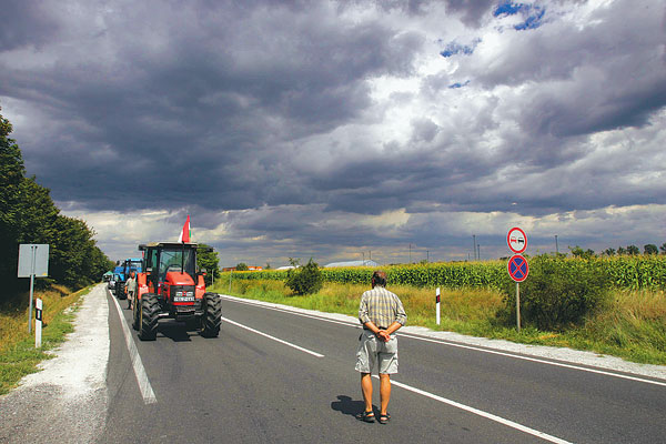 A fagykárenyhítésért július végén kezdtek tiltakozásba a gazdák. Nem enyhültek