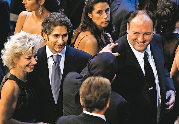 Michael Imperioli (középen) és James Gandolfini (jobbra) fogadja a gratulációt a Maffiózókban játszott szerepükért