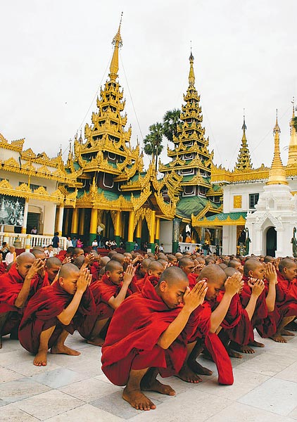 A Svegadon pagodánál imádkoznak a szerzetesek