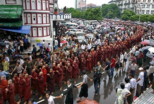 Buddhista szerzetesek és civilek menete Yangon utcáin