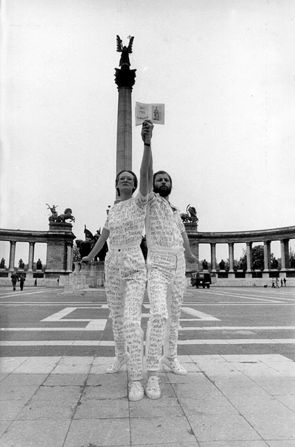 Galántai György: Hommage Vera Muhina, performansz G. A. Cavellinivel és Klaniczay Júliával. Hősök tere, Budapest, 1980.