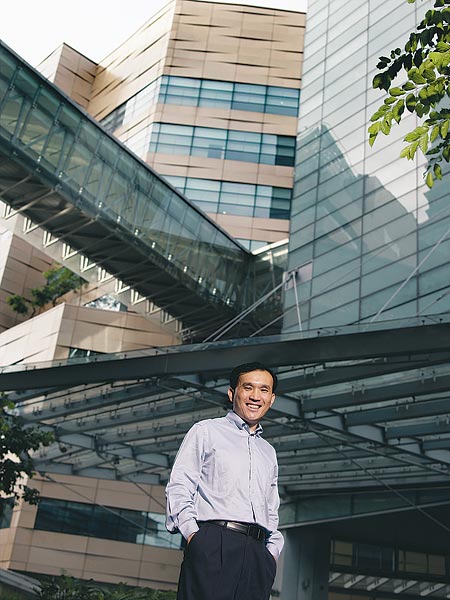 Lim Chuan Poh a Biopolis nevű kutatóközpont előtt