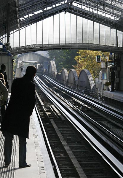 Utas hiába vár az üres metrómegállóban