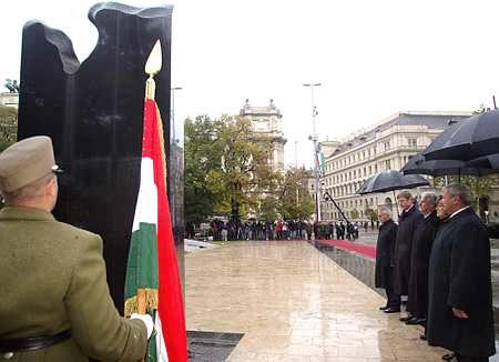 Ünnepség  Kossuth téren - jobbra közjogi méltóságok, hátul, a kordon mögött tüntetők