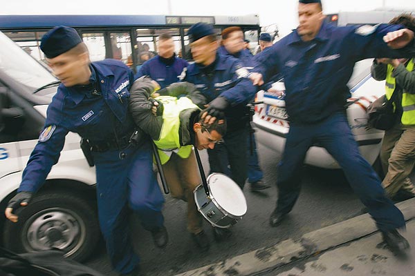 A rendőrök vetettek véget a jobbikos Novák Előd dobszólójának