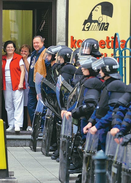 Rendőrsorfal egy kozmetikai szalon előtt