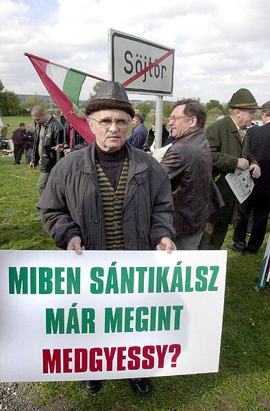Tüntetés Söjtörön 2003. október 18-án