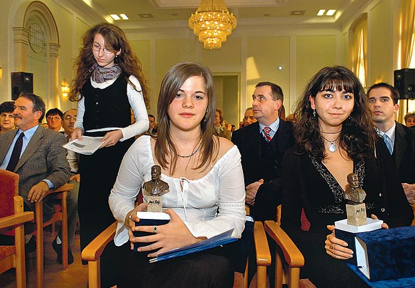 A makói díjátadón Nagy Bianka különdíjas (áll), Puszta Szilvia és Apró Annamária
