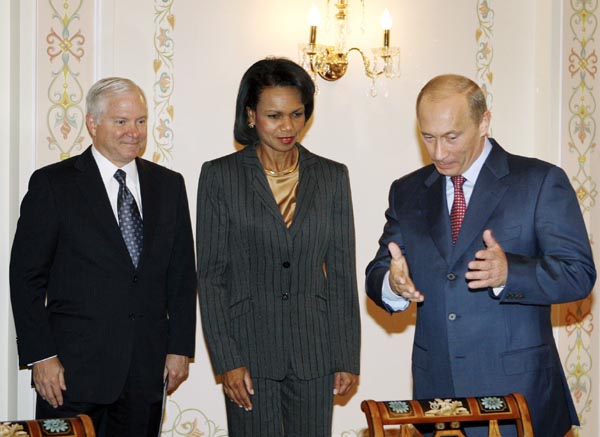 Robert Gates, Condoleezza Rice és Vlagyimir Putyin az ogarjovói rezidencián