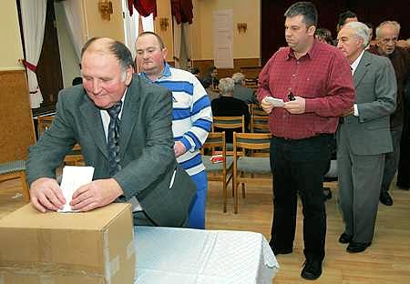 A tagok szavaznak az MSZP feloszlatott városi alapszervezete újjáalakuló ülésén