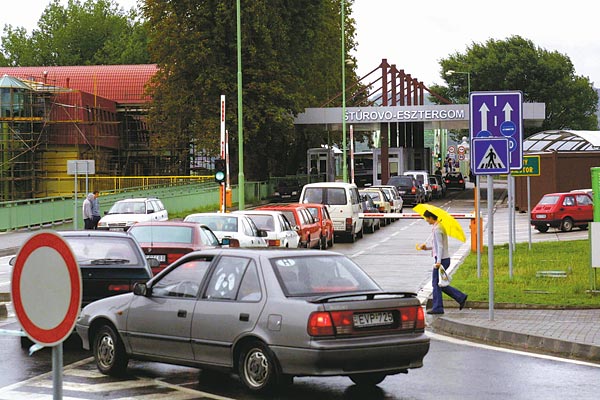 Kocsisor Párkány-Esztergomnál, a Mária Valéria hídon. Hamarosan ez is a múlté