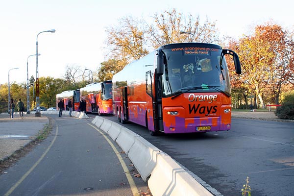 Már rajtra kész az Orangeways, amely a buszait látva csak az áraiban lesz fapados