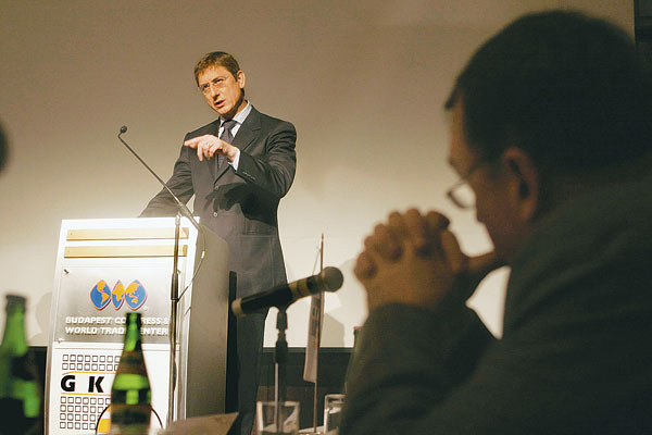Gyurcsány Ferenc a GKI konferenciáján. A három százaléknál kisebb hiány nem elég, a nulla deficit a cél