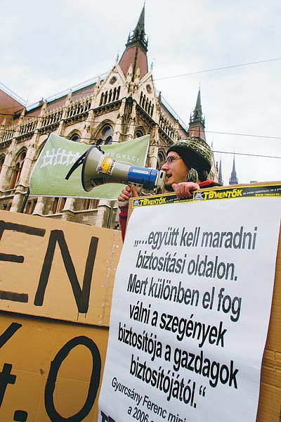 Tüntetők a Parlament előtt egy Gyurcsány Ferenctől származó idézettel tiltakoztak tegnap az egészségbiztosítási reform ellen