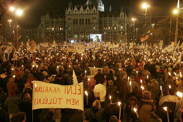 A Liga Szakszervezetek demonstrációja a Kossuth téren