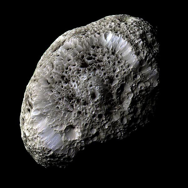 A szivacsos szerkezetű Hyperion a Cassini 62 ezer km távolságból készített felvételén