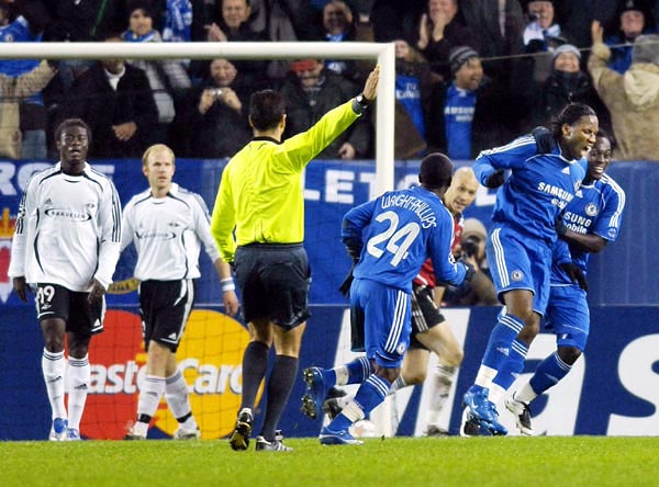 Drogba második gólját ünnepli Trondheimban. A Chelsea 4-0-lal intézte el a Rosenborgot