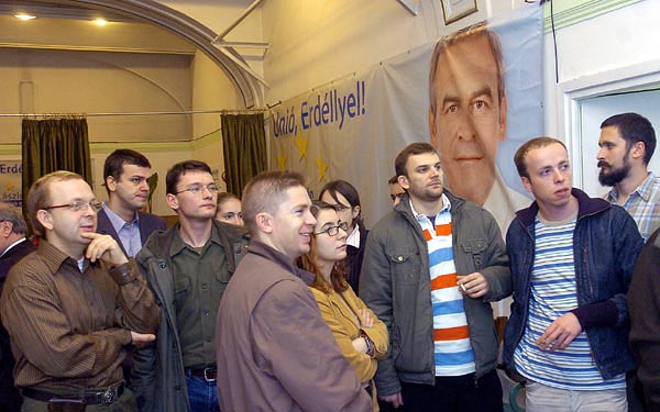 A választás napja, november 26. - A Tőkés-stáb az exit poll híreket figyeli