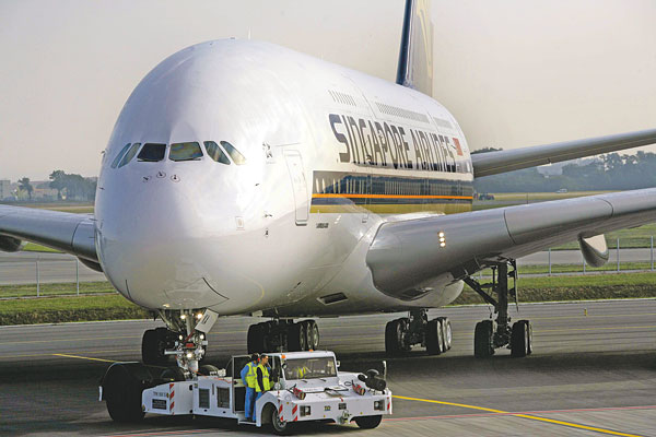 Az első A380-ast kivontatják a kifutópályára Toulouse-ban